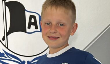 Ole aus Bad Oeynhausen läuft beim Pokalfinale mit Arminia Bielefeld ins Stadion ein