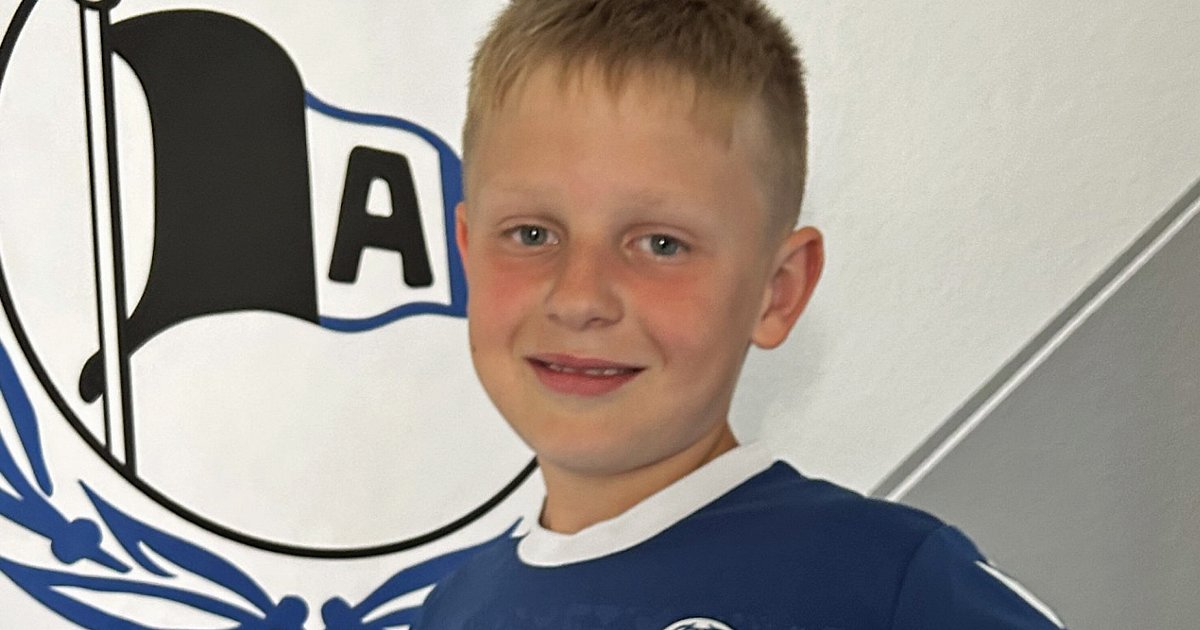 Ole aus Bad Oeynhausen läuft beim Pokalfinale mit Arminia Bielefeld ins Stadion ein