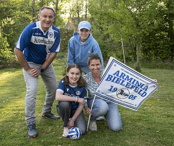 Familienfoto in Arminiafarben: Marlena mit Papa Marc Wetekamp, Bruder Jannis (13) und Mama Anne Schaper-Wetekamp. - © Jörg Dieckmann