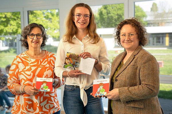 Die drei Paderbornerinnen Nilgün Özel (Vizepräsidentin DRK-Landesverband Westfalen-Lippe, v. l.), Illustratorin Vera Gerstenberger und Autorin Mareike Menne präsentieren das Kinderbuch. - © Jonas Westermeyer/DRK-Landesverband Westfalen-Lippe