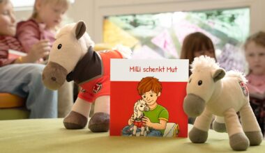 Tröstepferdchen des DRK bekommt ein Buch aus Paderborn