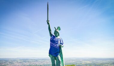 Hermannsdenkmal trägt XXXL-Trikot von Pokalfinalist DSC Arminia Bielefeld