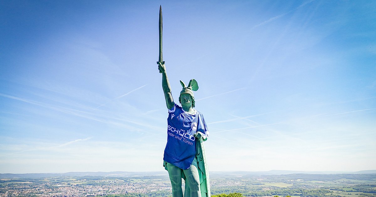 Hermannsdenkmal trägt XXXL-Trikot von Pokalfinalist DSC Arminia Bielefeld