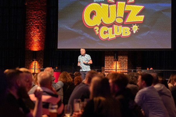 Thomas "Schmitti" Milse moderiert den Quiz-Club - © Mike-Dennis Müller