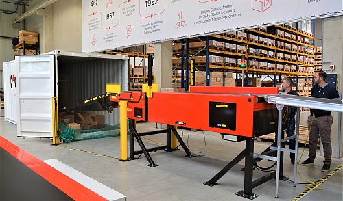 Beim Beladen eines Containers durch einen sogenannten Autoloader der Firma Caljan geht Geschwindigkeit vor Paketordnung. Deswegen werden die Pakete vom mobilen Teleskoparm des Förderbandes im Container schichtweise verteilt. Das Entladen geschieht ähnlich automatisiert. - © Ekkehard Hufendiek