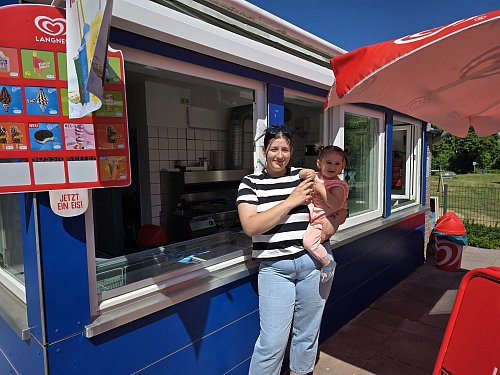 Alexandra Sensoy hat gemeinsam mit Tochter Azra den Kiosk im Freibad auf die Saison vorbereitet. - © Silke Derkum-Homburg