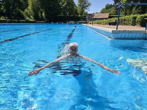 Sabine Bruelheide war am Donnerstag die erste Schwimmerin der Saison im Wertheraner Freibad und genoss die Ruhe im Becken. - © Silke Derkum-Homburg