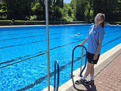 Vanessa Wiemann hat seit März mitgeholfen, das Freibad für die Saison in Schuss zu bringen. Ab sofort sind aber nur noch ihre Fähigkeiten als Rettungsschwimmerin gefragt. - © Silke Derkum-Homburg