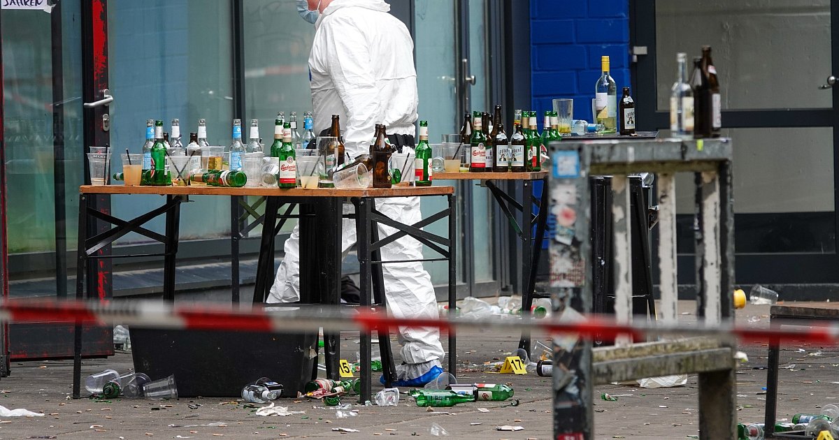 Messerangriff in Bielefeld: Mann verletzt fünf Partygäste schwer und ist auf der Flucht