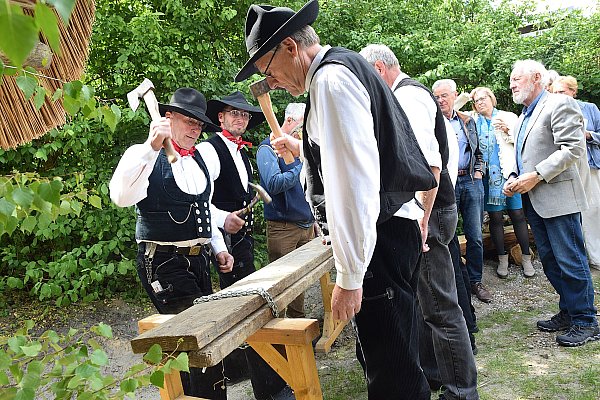 Hillebille heißt die Tradition der Zimmerleute, die im Rhythmus aufs Holz schlagen. Viele Besucher schauen interessiert zu.? - © Karin Prignitz