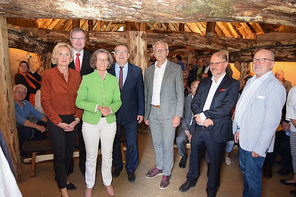 Ute Röder von der NRW-Stiftung, der stellvertretende Bürgermeister Volker Neuhöfer, Ministerin Ina Scharrenbach, Landrat Axel Lehmann, Moritz Ilemann vom Trägerverein, Museumsdirektor Karl Banghard und Geschäftsführer Klaus Stein (v. l.) bei der Eröffnungsfeier im Langhaus.? - © Karin Prignitz