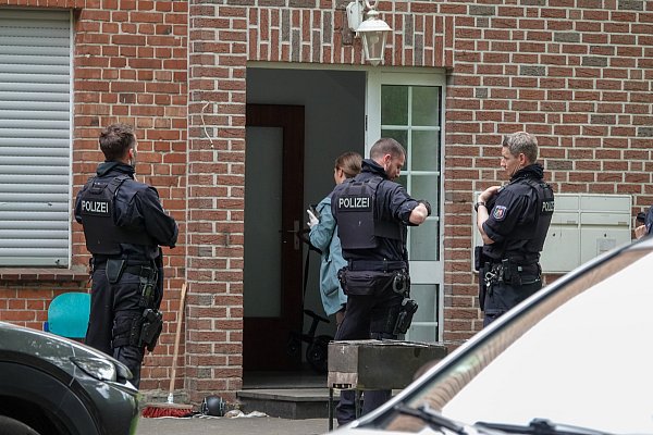 Im Zusammenhang mit dem Angriff vor der Bielefelder Bar "Cutie" durchsuchte die Polizei am Sonntag auch ein Gebäude in Harsewinkel im Kreis Gütersloh. - © Paul Brinkmann