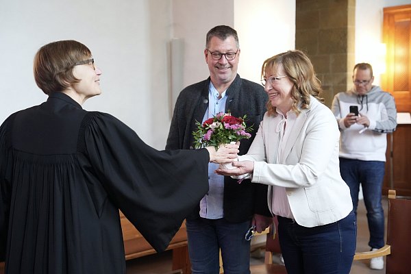 Ja-Wort als Teil der Nachtansichten: Künstler Thomas Welp und Gabriele Welp-Weber nutzten 2024 die Möglichkeit, sich bei den Nachtansichten kirchlich trauen zu lassen. - © Peter Unger