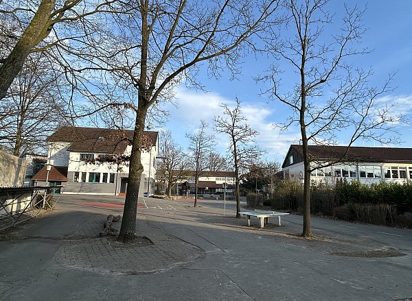 Rechts im Bild: der OGS-Trakt der Grundschule Asemissen. Die Schule soll einen Anbau erhalten, um künftig den Rechtsanspruch auf Ganztagsbetreuung erfüllen zu können. - © Anna Lena Hinder