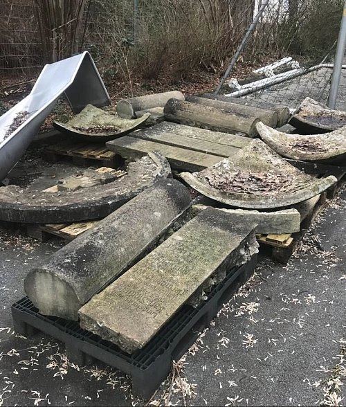 Das alte Ehrenmal wird seit dem Baubeginn der neuen Gartnischer Grundschule in Einzelteile zerlegt auf dem Bauhof gelagert. - © Stadt Halle