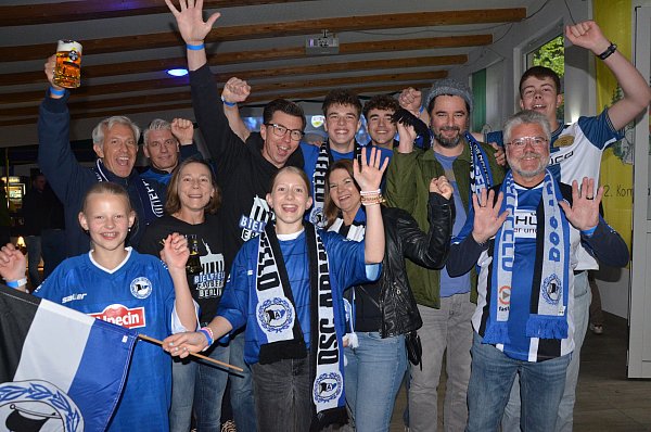 Freude auf das Spiel: Passend gekleidet jubeln Arminia-Fans im Schützenhaus vor dem Spiel, das sie gemeinsam mit mehr als 200 Oerlinghausern verfolgen. - © Sibylle Kemna