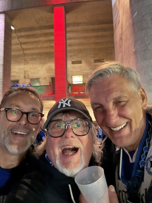 Die Mitglieder der Vümften Kompanie, Jochen Schneider (v. l.), Jochen Obi Oberdieck und Udo Grothklags feiern in Berlin. - © Oerlinghauser Schützengesellschaft