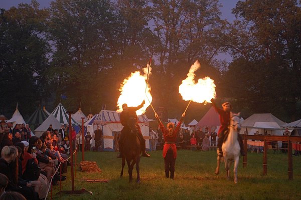 Die Besucher des Festes können sich auf eine große Feuershow freuen. - © Veranstalter