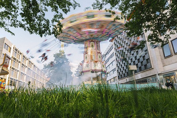 Nur eines der Highlights beim Leineweber-Markt in Bielefeld: Auch in diesem Jahr wird sich der Niederwall wieder in eine Kirmesmeile mit vielen Attraktionen verwandeln. - © Martin Adamski