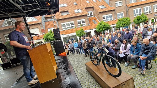 Ordnungsamtsleiter Benjamin Potthoff führte durch die erste Versteigerung von Fundsachen seit 2019. - © Uwe Pollmeier
