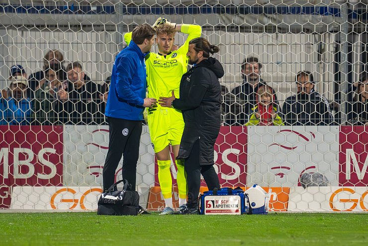Arminia-Torwart Jonas Kersken ließ sich während des Spiels bei Viktoria Köln behandeln. - © Teresa Kroeger