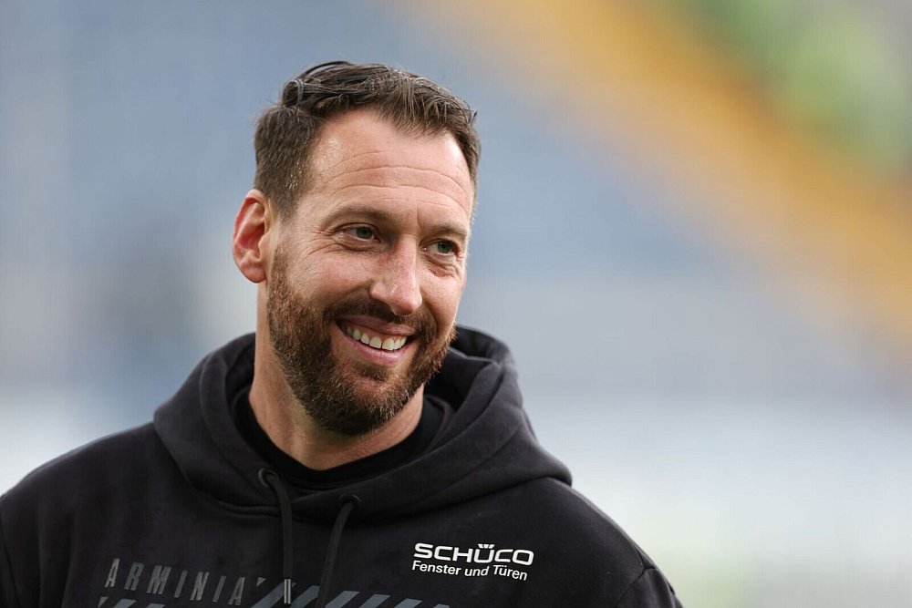 Durfte sich zum Saisonabschluss über einen Titel freuen: Arminia-Trainer Mitch Kniat. - © Friso Gentsch/dpa