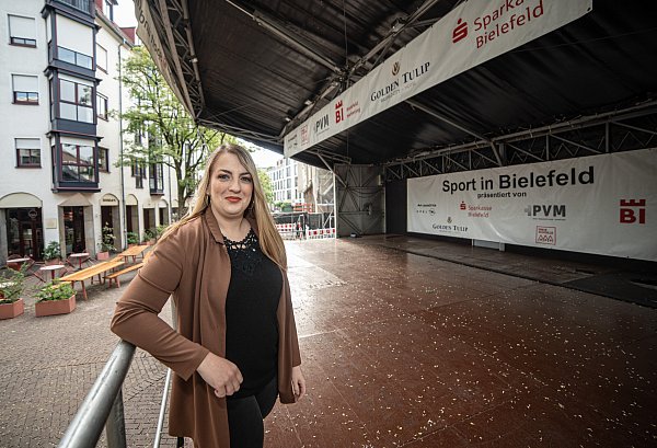 Alina Hörmann auf "ihrer" noch leeren Sportbühne, deren Programm si seit 15 Jahren betreut. - © Felix Brenneke