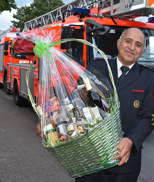 Hasan Akpinar war und ist in Halle vielfältig engagiert - hier bei der Verabschiedung in die Ehrenabteilung der Haller Feuerwehr. - © Birgit Nolte