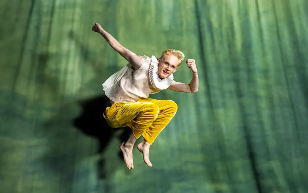 Jonas Holupirek als Puck in Sommernachtstraum des Staatsschauspiels Dresden im Japanischen Palais 