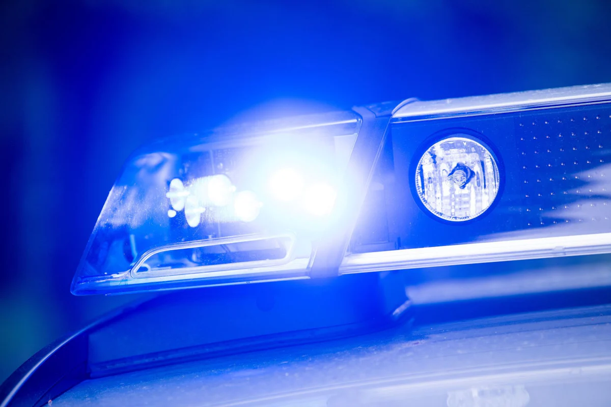 Unfall im Rhein-Kreis Neuss - 18-jähriger Autofahrer stirbt nach Kollision an Unfallstelle - Panorama