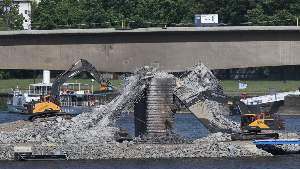 Brückenabriss in Dresden: Fotomotiv Carolabrücke-Ruine weg