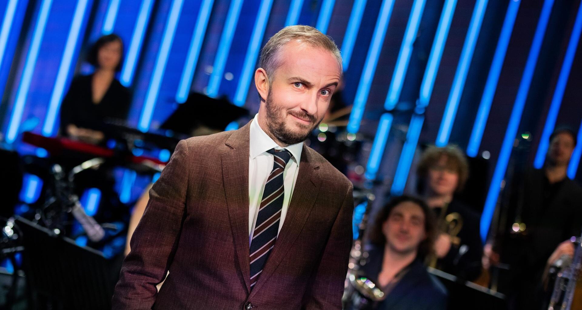 Jan Böhmermann, Moderator, steht im Anschluss an seine Late-Night-Show «ZDF Magazin Royal» vor seinem Orchester, dem Rundfunk Tanzorchester Ehrenfeld.