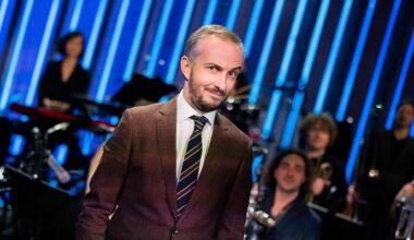 Jan Böhmermann, Moderator, steht im Anschluss an seine Late-Night-Show «ZDF Magazin Royal» vor seinem Orchester, dem Rundfunk Tanzorchester Ehrenfeld.