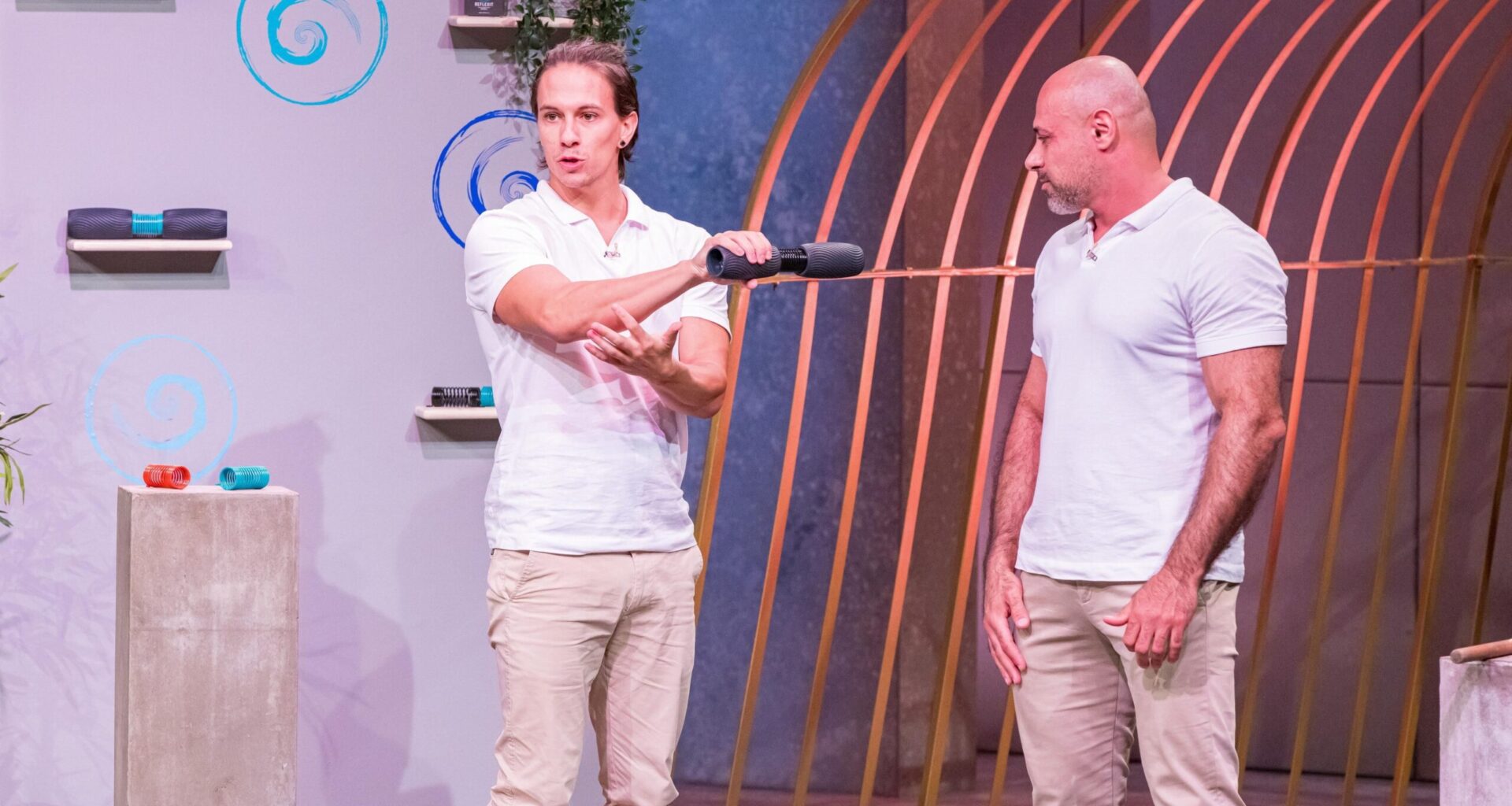 Die beiden Gründer Adrian Göldner und Fovad Karimi pitchen in der Show „Die Höhle der Löwen“ ihr Trainingsgerät gegen Handgelenkschmerzen.