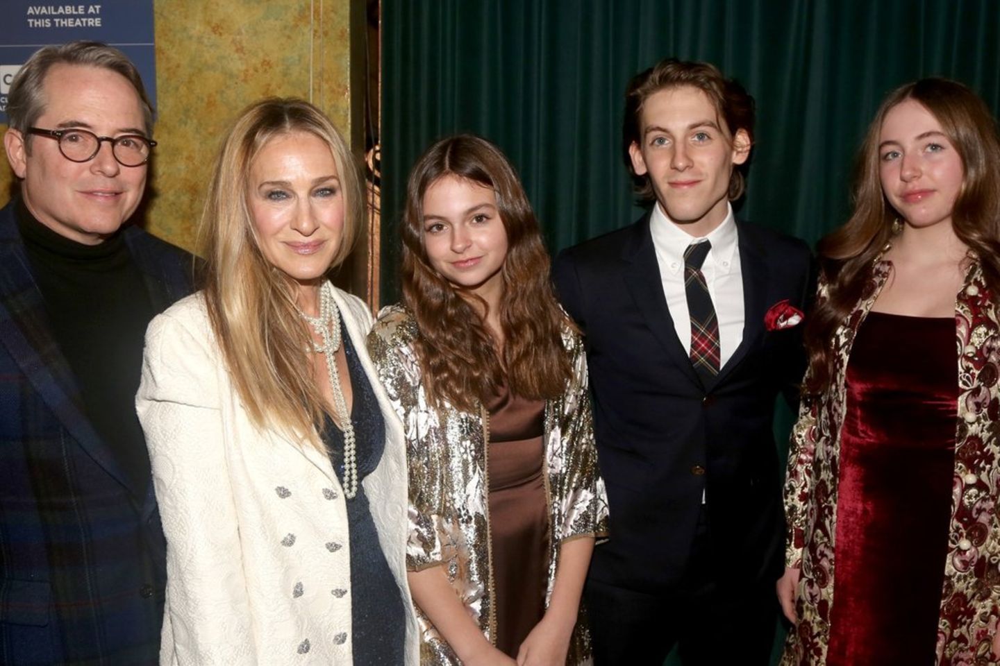 Bei einer Broadway Opening Night 2022 in New York City (v.l.): Matthew Broderick, Sarah Jessica Parker, Tabitha, James Wilkie