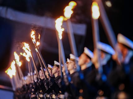 Begleiten den Kleinen Zapfenstreich: 20 Fackelträger des Wachbataillons in Berlin.