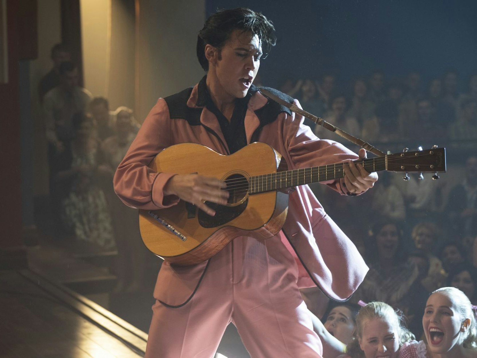 „Herausragend“, so beurteilte Priscilla Presley die Leistung von Hauptdarsteller Austin Butler in „Elvis“.


 (Bild: 2022 Warner Bros. Entertainment Inc.)