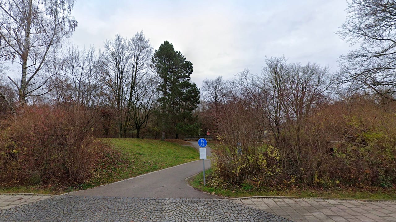 Bande prügelt Junge im Park bewusstlos: Fahndung in Unterhaching | Regional