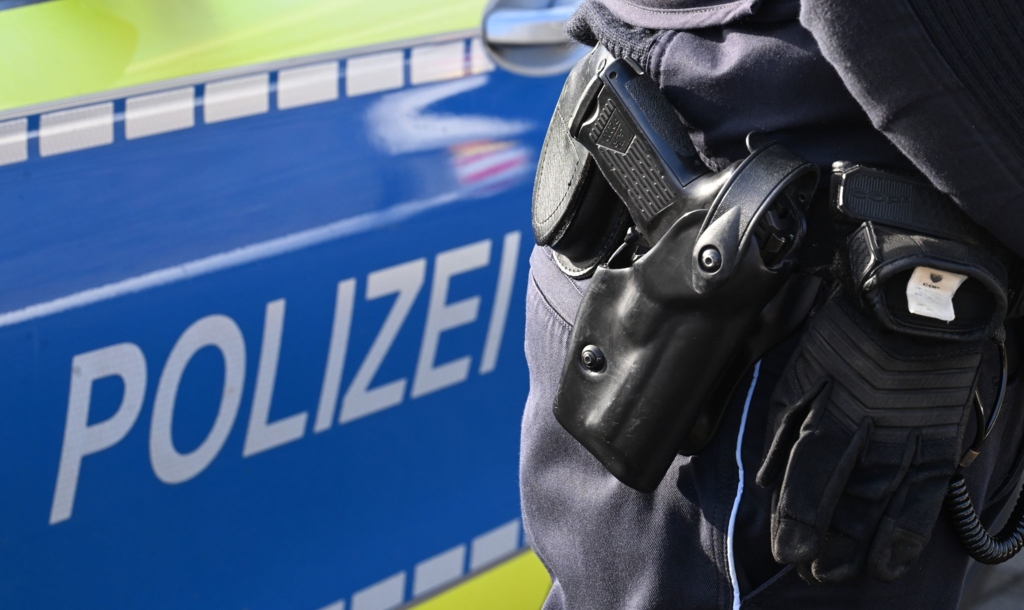 Bewaffneter Mann von Polizisten bei München angeschossen
