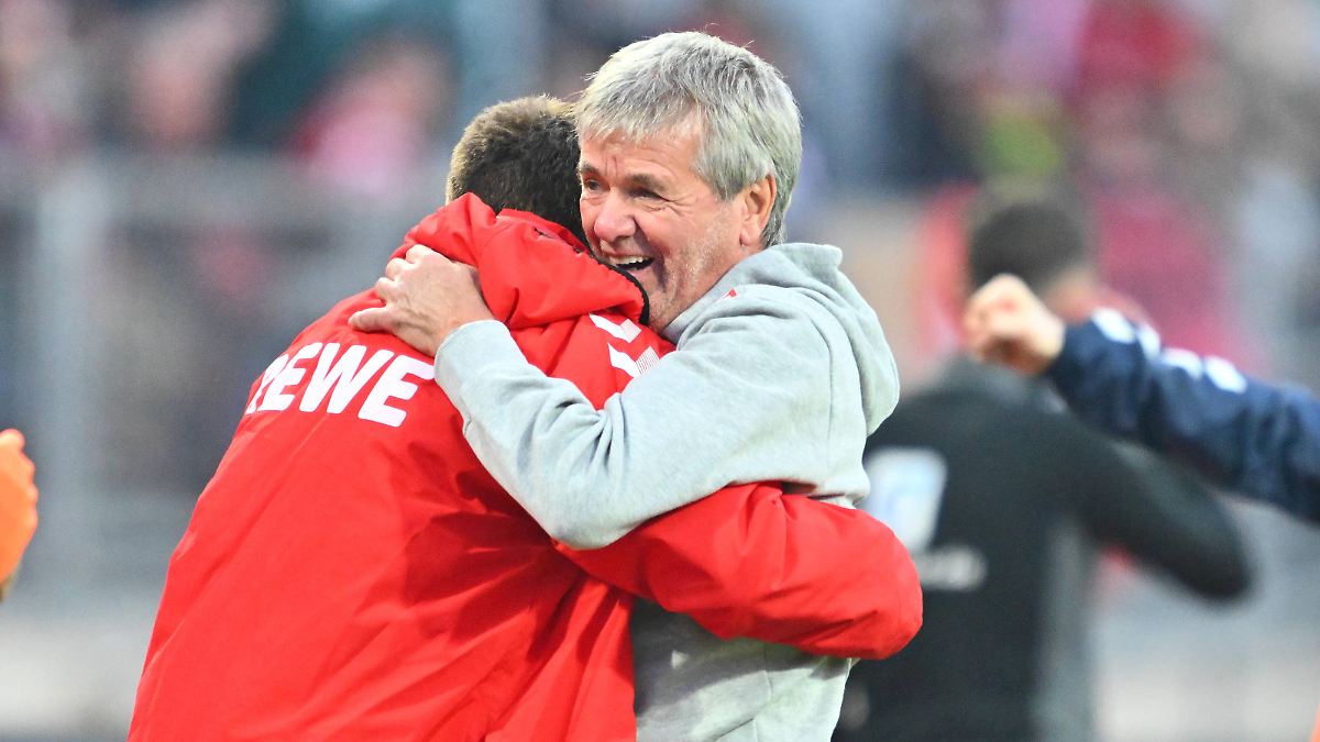 Aufstieg ganz, ganz nah: Nach Drama-Sieg: 1. FC Köln feiert "unfassbaren" Friedhelm Funkel
