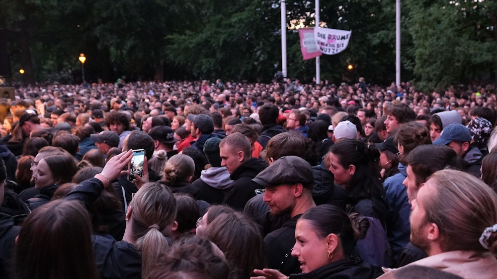 Fans der Band Kraftklub stehen dicht gedrängt bei einem Überraschungskonzert vor dem Chemnitzer Schauspielhaus.