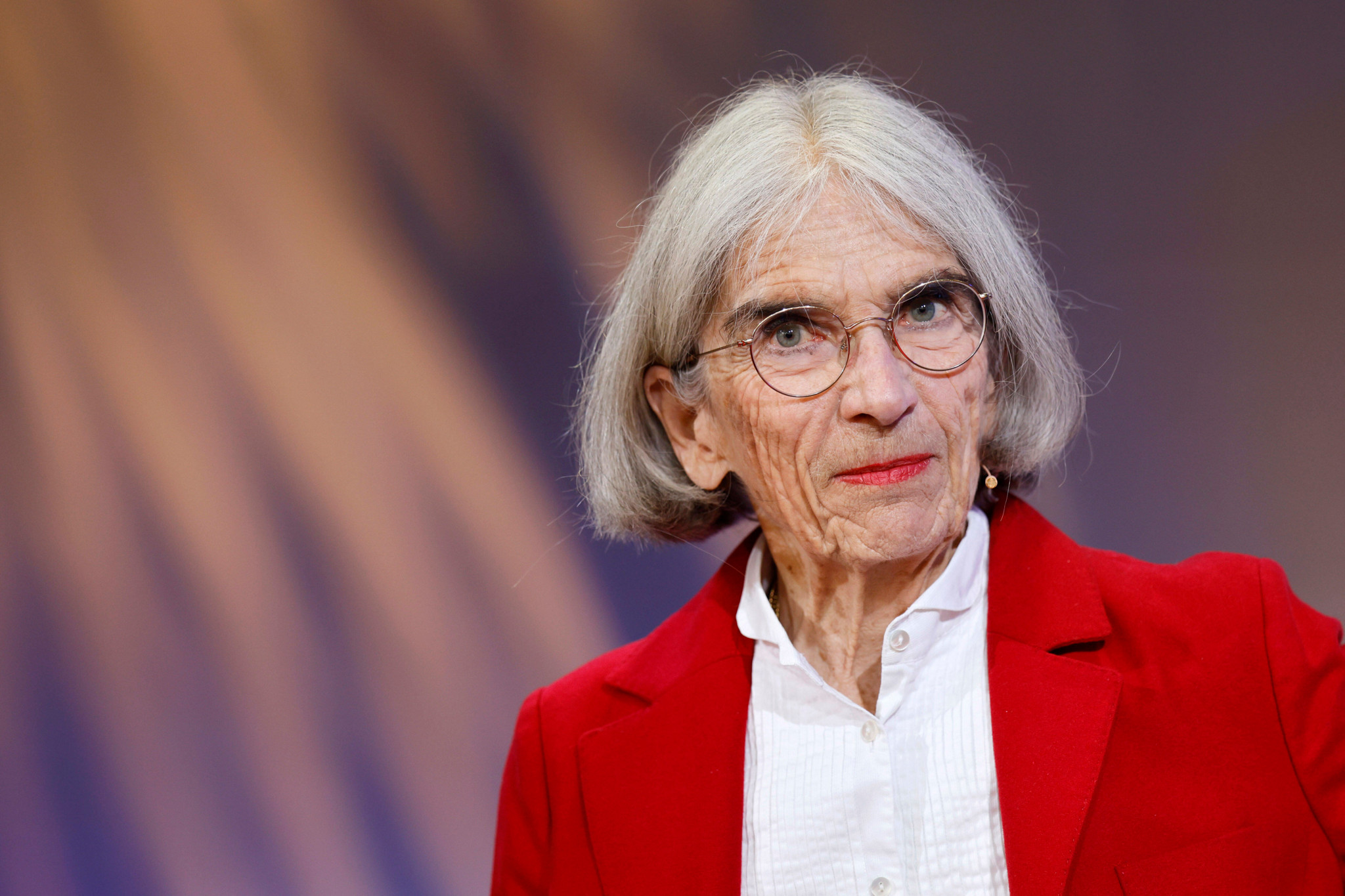 Die US-amerikanische Schriftstellerin Donna Leon auf der Frankfurter Buchmesse 2022, in rotem Blazer.