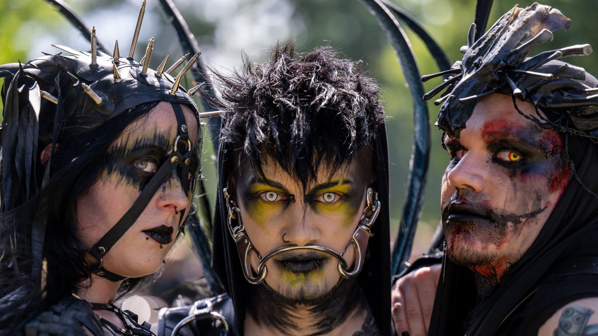 30. Wave-Gotik-Treffen in Leipzig: Xenia (l-r), Manni und Robin aus Nordrhein-Westfalen zeigen sich im Clara-Zetkin-Park.