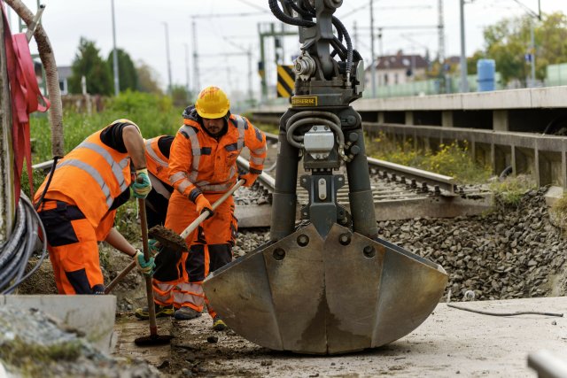 Hier in Hessen zeigten sich Probleme beim Einbau der Signaltechnik: Im Oktober auf der Riedbahn-Baustelle am Bahnhof Gernsheim