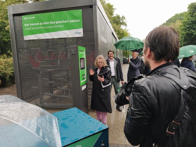Verkehrssenatorin Ute Bonde (CDU) öffnet per App die Tür fürs Fahrradparken am S-Bahnhof Hermsdorf.
