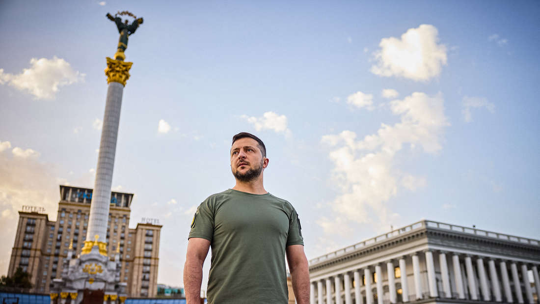  In der Nacht zum 24. Februar begann der russische Angriff auf die Ukraine. Danach sollen die USA Selenskyj angeboten haben, ihm bei der Flucht zu helfen. Selenskyj lehnte an, er und seine Regierung blieben in Kiew, auch als russische Truppen auf die Hauptstadt vorrückten. Die Nachrichtenagentur AP verbreitete Selenskyjs Antwort: „Ich brauche Munition, keine Mitfahrgelegenheit.“ Seitdem ist er zum Symbol des ukrainischen Widerstands geworden.