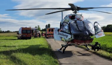 Junger Mann wird von Traktor überrollt