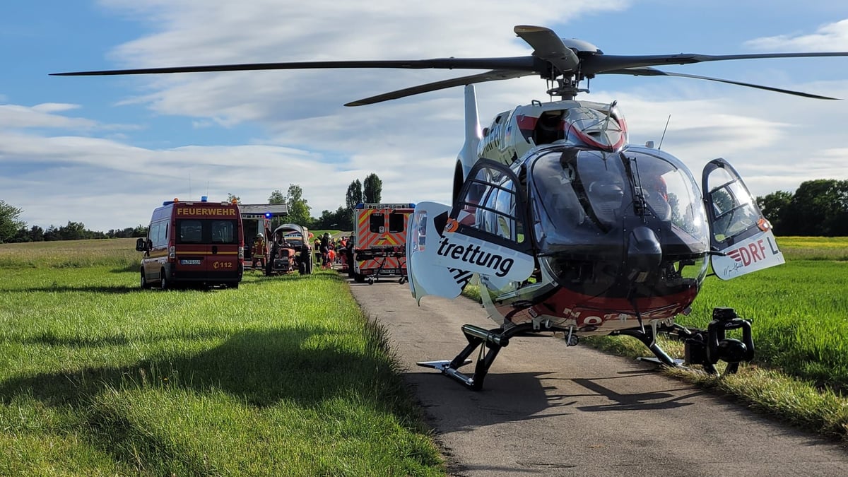 Junger Mann wird von Traktor überrollt