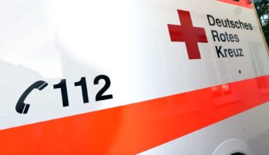 Stuttgart: 23-jähriger Mercedes-Fahrer prallt gegen Betonwand - drei Verletzte - Nachrichten aus Stuttgart