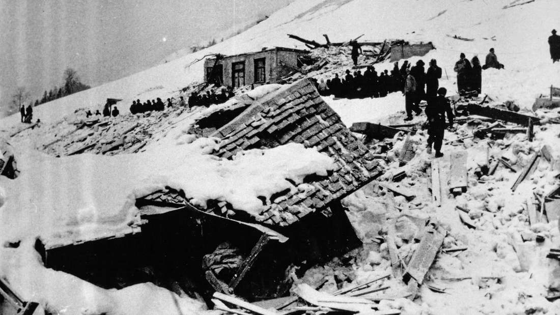 Verschüttete Häuser in Blons im Lawinenwinter von 1953/54